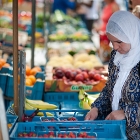 vrouw bij marktkraam groenten en fruit