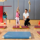 gymdocent in gymzaal met jonge kinderen