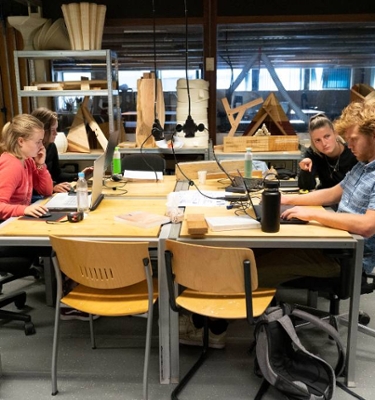 Studenten in het robotlab