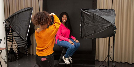 Studenten maken een professionele foto voor CV of LinkedIn
