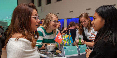 Studenten tijdens de Meet & Greet bij de borrel