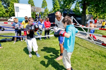 topsporters leren kinderen boksen